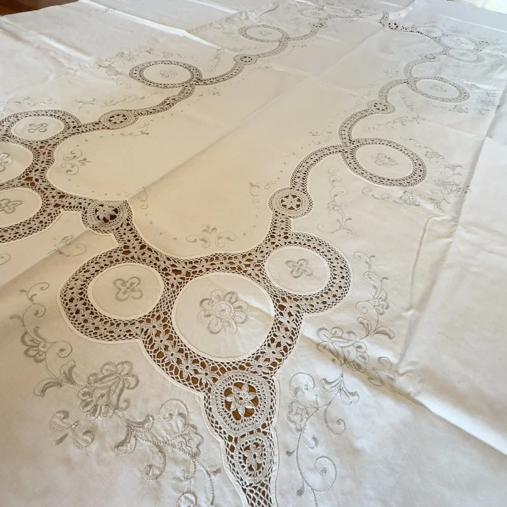 Vintage‎ Madeira Linen Tablecloth 66x98 w/ 32
